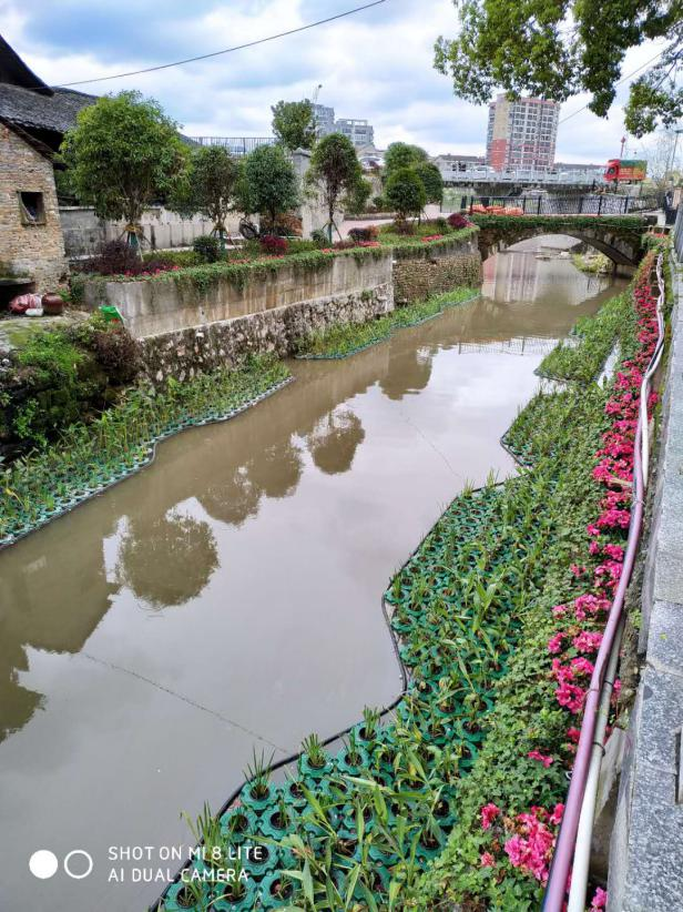 项目名称：溆浦县夏家溪片区黑臭水体综合治理工程EPC项目建设地点：湖南省怀化市溆浦县城区。项目规模：本项目估算总投资4680万元，主要建设内容为沿岸控源截污、内源治理、水生态修复等。1）考虑城镇现状与未来发展...