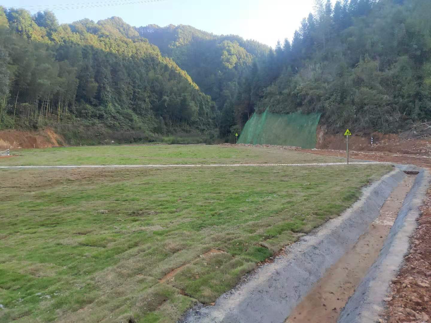 工程名称：牛头山冶炼厂污染场地及周边土壤治理工程项目工程地点：湖南省金洞管理区金垌镇黄河村建设规模：永州市金洞管理区牛头山冶炼厂地治理范围面积为9110㎡，重点区域主要包括遗留生产车间、废渣及原料堆存区、...